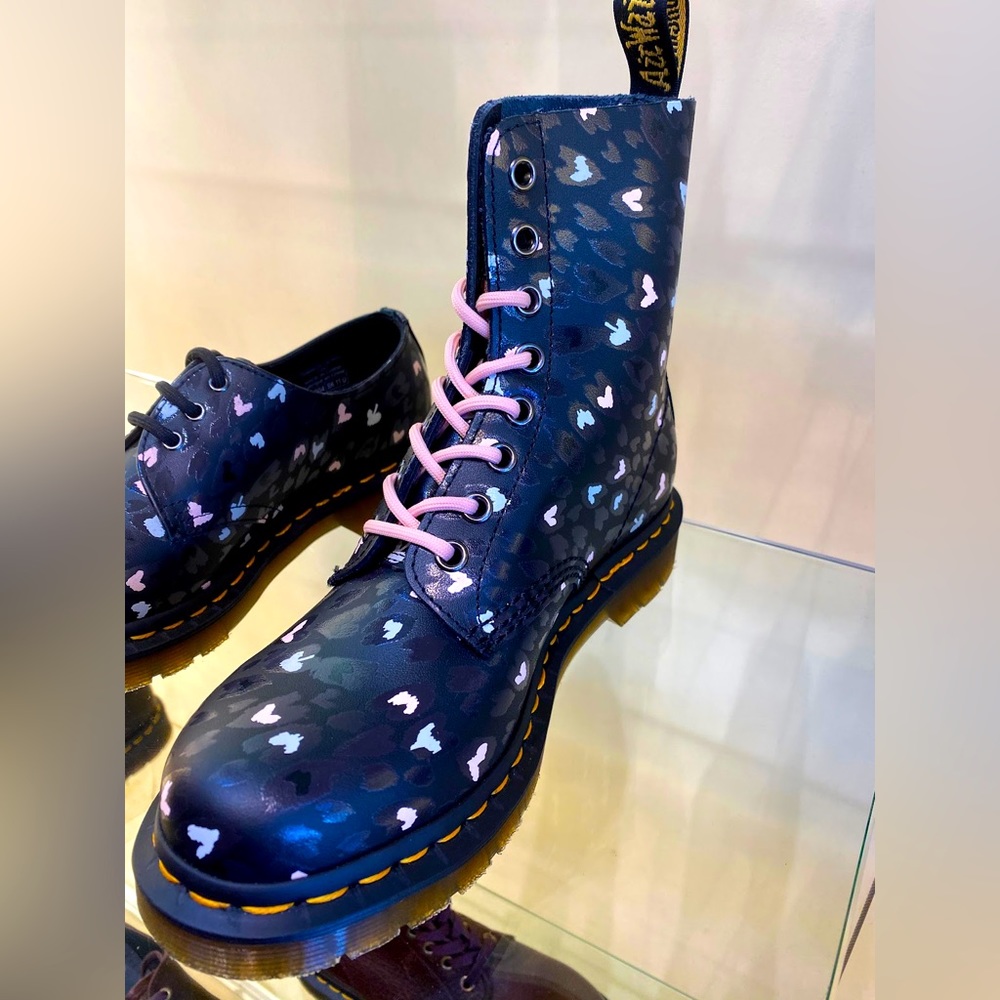 DR MARTENS CUSTOM CHAOS HEARTS BACKHAND BOOTS EUC